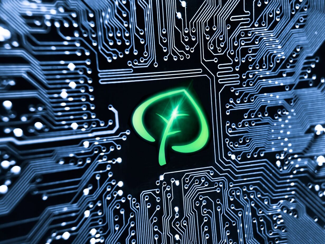 Grünes Blatt im Schaltkreisdesign, symbolisiert Nachhaltigkeit und Technologie.