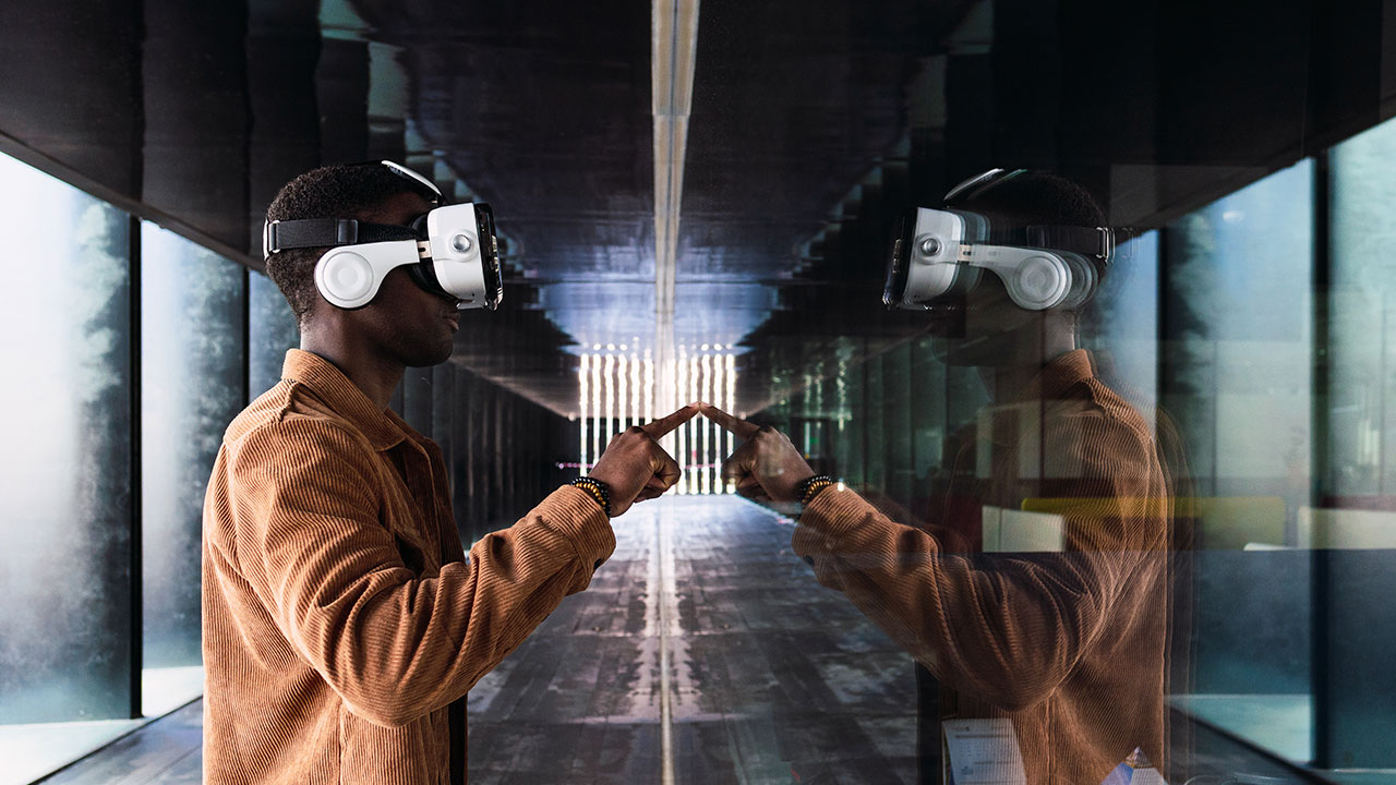 Kopf mit VR-Brille vor Zahlen
