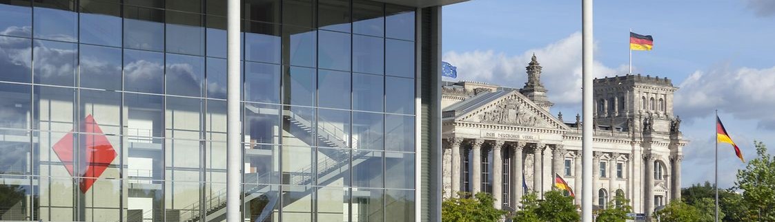 Blick auf das Paul-Löbe-Haus und das Reichstagsgeäbaüde im Hintergrund. © DBT / Axel Hartmann