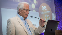 Porträt von Herbert Paschen während er eine Rede hält